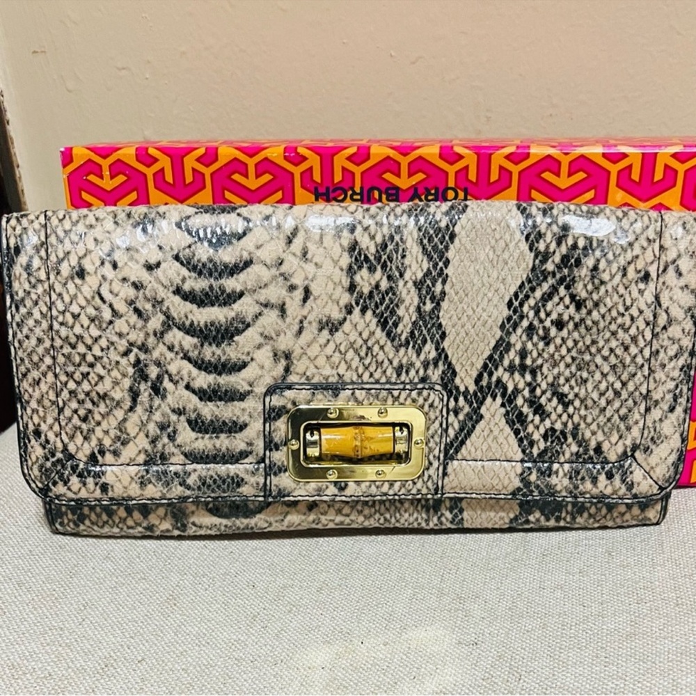 BANANA REPUBLIC FAUX CRYSTAL BRUSHED SNAKE PRINT CLUCH   PRICE FRIM